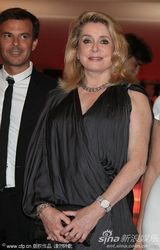 高清图：《傀儡》首映 凯瑟琳-德纳芙大派香吻