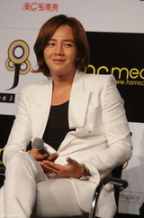 组图：张根硕上海将开唱 粉丝破千万长城跳舞