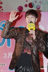 组图：韩国组合2PM抵港 击掌会与歌迷同乐