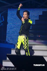 组图：萧敬腾唱《black or white》 向杰克逊致敬