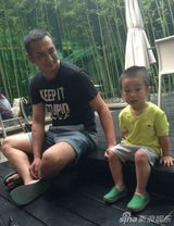 组图：黄觉与儿子亲昵大片 小爸爸本性显露无疑