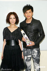 幻灯图：TVB8金曲颁奖落幕 容祖儿银装现身捧奖