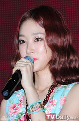 组图：韩组合Mighty Mouth新专辑首唱会战衣抢眼