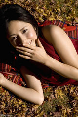 高清图：日本气质美女松田里菜写真秀白皙肌肤