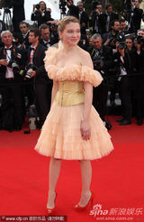 幻灯图集：法国女演员蕾雅短款纱裙亮相