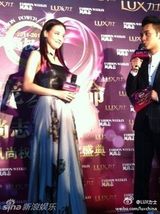 组图：舒淇灰色长裙助阵风尚权力盛典