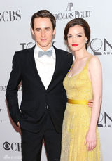 组图：托尼奖红毯星光熠熠 女星斗艳秀腿露肩