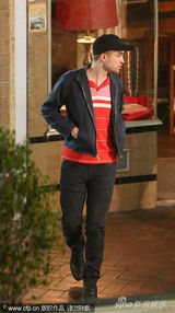 组图：帕丁森分手后深夜外出 手插口袋显孤单