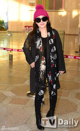 组图：韩团T-ara赴京会歌迷现身机场挥手问候