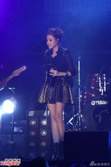 组图：A-Lin落泪小宇忙救场 信旋风登台引高潮