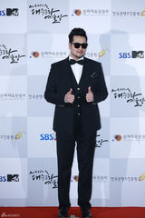 独家：EXO等亮相大众文化艺术奖红毯