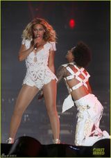 组图：碧昂斯全身透视挤爆乳 豪放劈腿露底