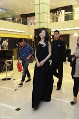 组图：张静初亮相西安 如蝶气质神秘冷艳