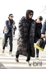 组图：韩团SHINee素颜现身机场 睡眼惺忪