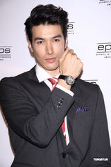 组图：锦荣代言腕表抢金 “好朋友”陪过28岁生日