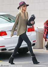 组图：超模惠特莉时尚出街 身材苗条长腿抢镜