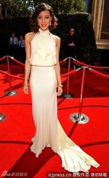 组图：艾美奖红毯 奥布里-普拉扎白色荷叶边长裙