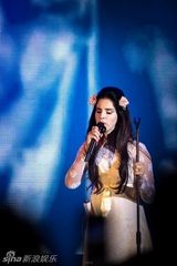 组图：打雷姐蕾丝白裙献唱 头戴玫瑰变花仙子