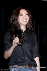 万芳开心为演唱会庆功 大方饮下杯中红酒(组图)