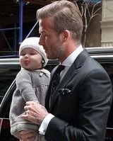 组图：小贝抱爱女现身纽约 可爱小七吐舌卖萌