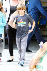 高清图：辣妹春衫单薄走简约风 爱子镜头感极佳