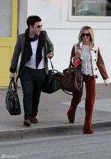 组图：阿什丽-提斯黛尔街拍 灯芯绒长裤搭外套