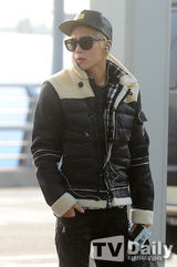 组图：SHINee赴上海开唱 机场时尚一丝不苟