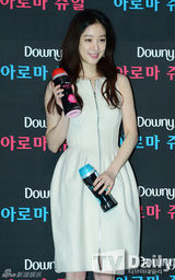 组图：韩星郑丽媛着淡雅连衣裙亮相品牌活动