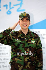 组图：韩星金载沅结束兵役 国内外粉丝现场迎接