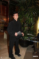 组图：众好友拜祭邓光荣灵堂 洪金宝成龙谢贤等出席