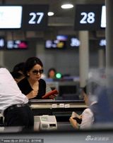 幻灯图：赵薇戴黑超现机场 举家返新加坡探女儿