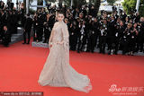 组图：范冰冰戛纳走秀 发髻复古蕾丝礼服妩媚优雅