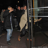 组图：比伯戴毒气罩天雷滚滚 赤膊搞怪火拼Gaga