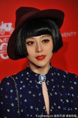 组图：范冰冰复古装亮相活动 和男老外行贴面礼