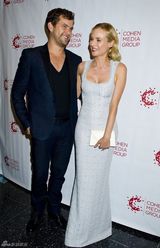 组图：戴安-克鲁格白色长裙大气助阵《再见我的皇后》