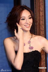 幻灯图：吴佩慈化身艺术大使 展演艺术珠宝气质高贵