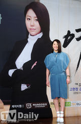 组图：高贤贞宣传《女王的教室》怪异服装抢眼