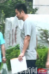 组图：刘若英素颜出门 与男友人亲密挑家具