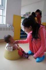 组图：女星姜欣雨素颜探望孤儿 送月饼共度中秋