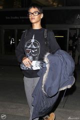 组图：蕾哈娜英气街拍 戴黑框似学生表情严肃