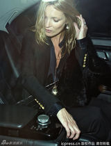 组图：凯特-莫斯醉酒爆青筋 胸襟大开