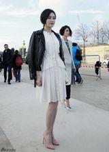 组图：秦岚巴黎时装周首秀 白裙皮衣刚柔并济