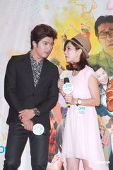 组图：Ella获男粉丝送钻戒 首度搭档贺军翔