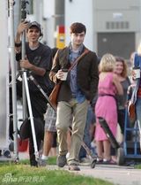 组图：丹尼尔新片场照曝光 “哈利波特”抽烟耍帅