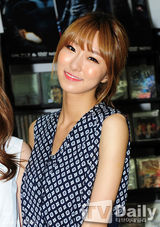 组图：韩团Dal shabet办签名会 直面粉丝表谢意