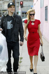 组图：希尔顿携小男友逛街 紧身红裙曲线毕露