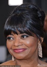 组图：奥克塔维亚-斯宾瑟白纱裙小露香肩