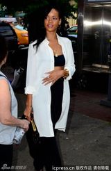 组图：蕾哈娜内衣外穿赶赴纹身会所 粉丝激动献花