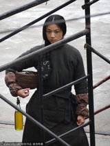 组图：《三城记》汤唯变俏村姑 与刘青云配戏