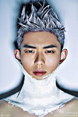 组图：最帅地铁司机迷倒女网友 俊朗外形当模特